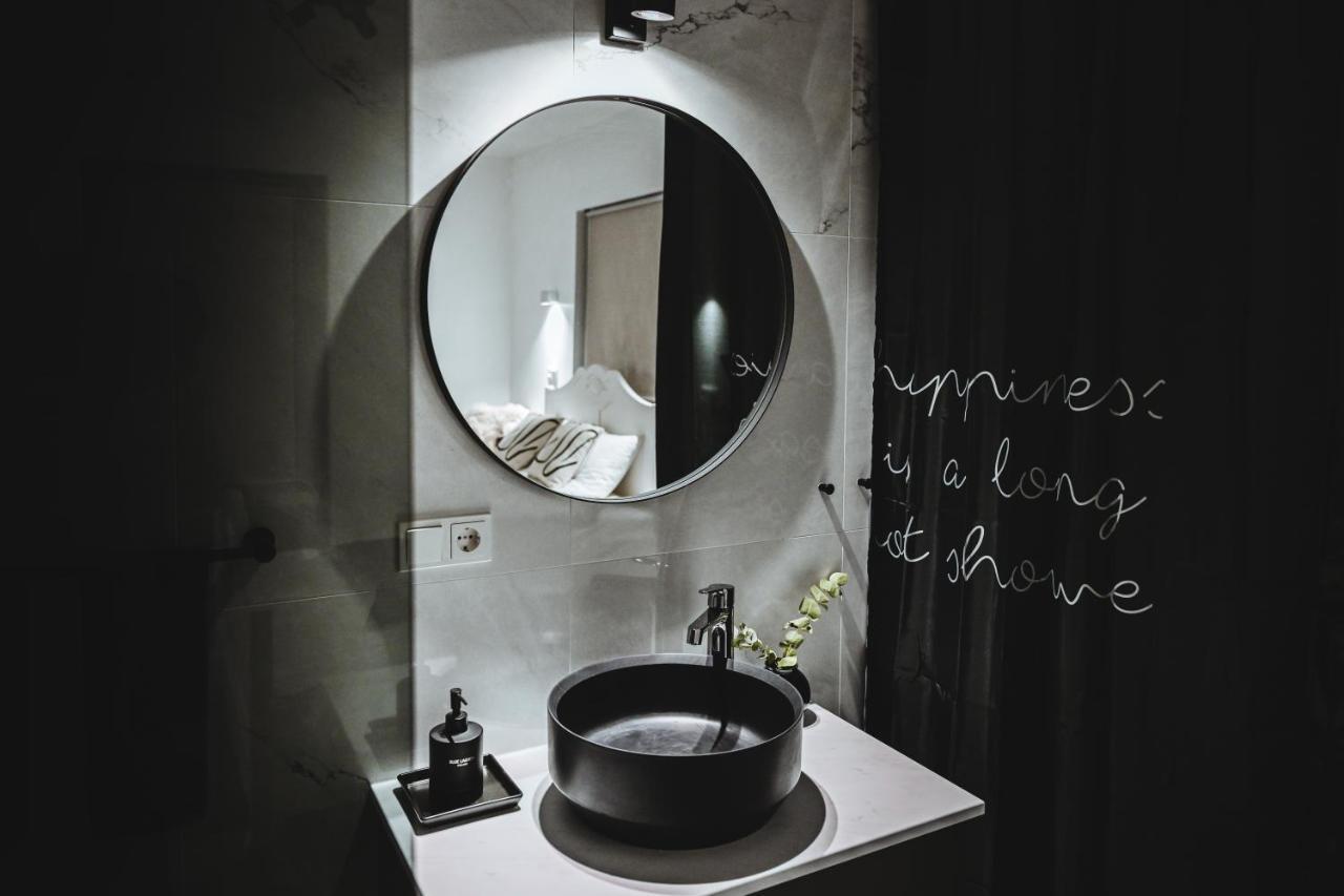 Alka - Cozy Room By The Sea With Private Hot Tub Njarthvik Bagian luar foto