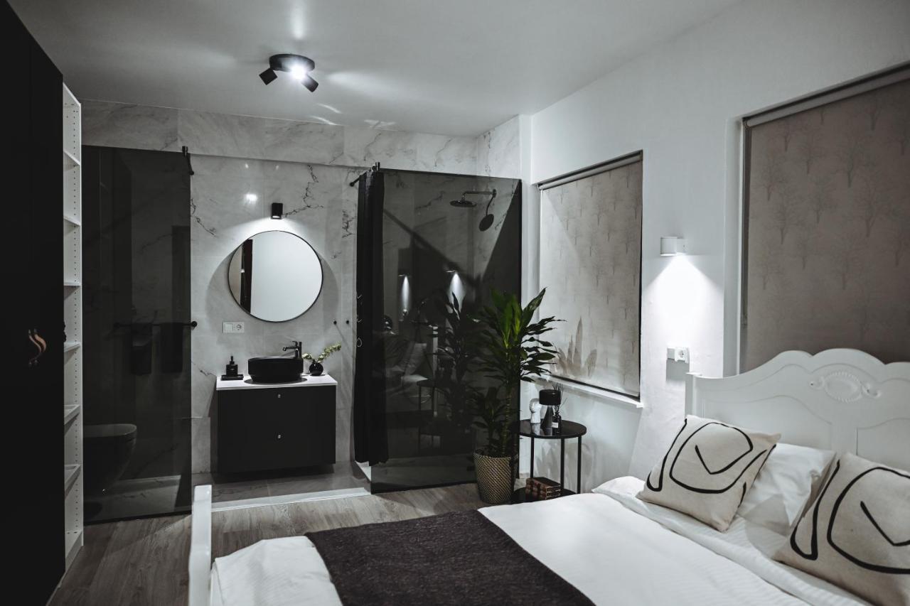 Alka - Cozy Room By The Sea With Private Hot Tub Njarthvik Bagian luar foto