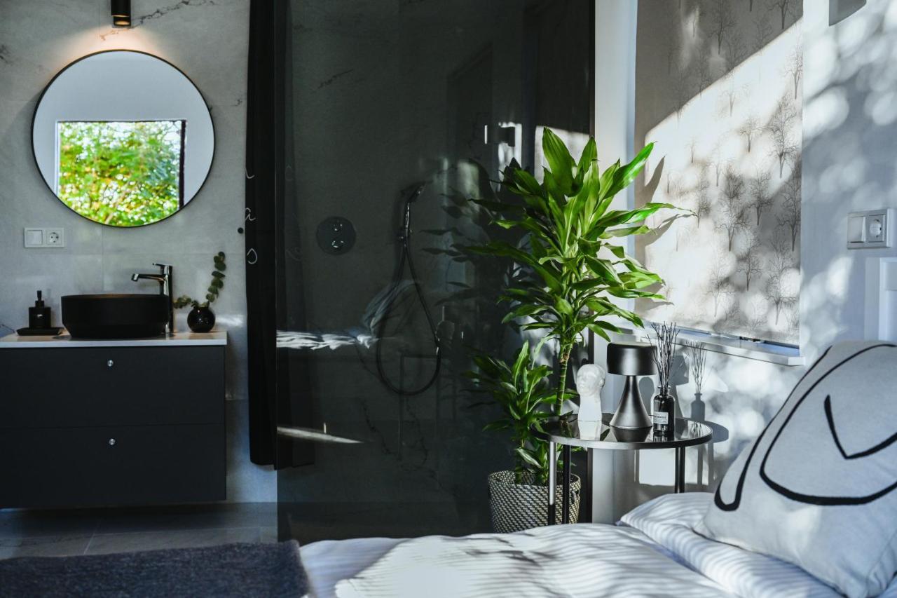 Alka - Cozy Room By The Sea With Private Hot Tub Njarthvik Bagian luar foto