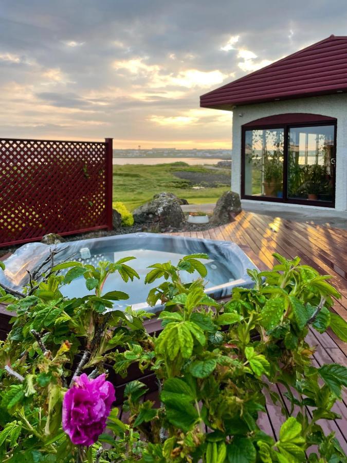 Alka - Cozy Room By The Sea With Private Hot Tub Njarthvik Bagian luar foto